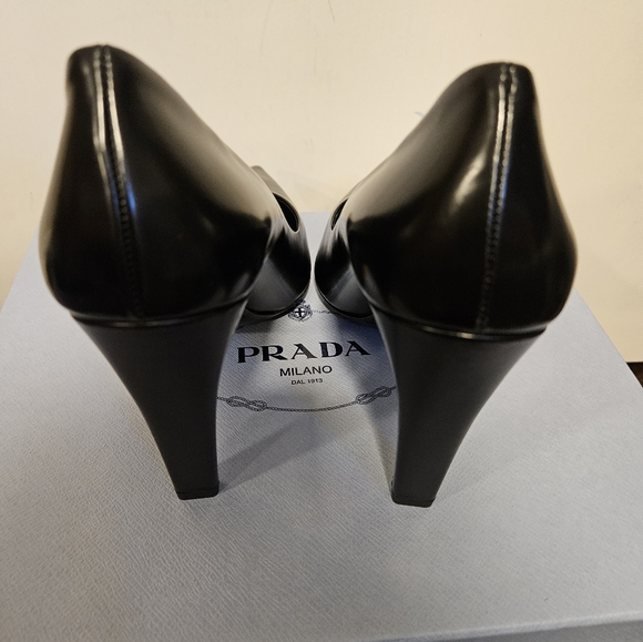 PRADA CALZARURE DONNA “SPAZZOLATO” PUMP Size 38.5 $1200 NIB Black - Picture 2 of 7